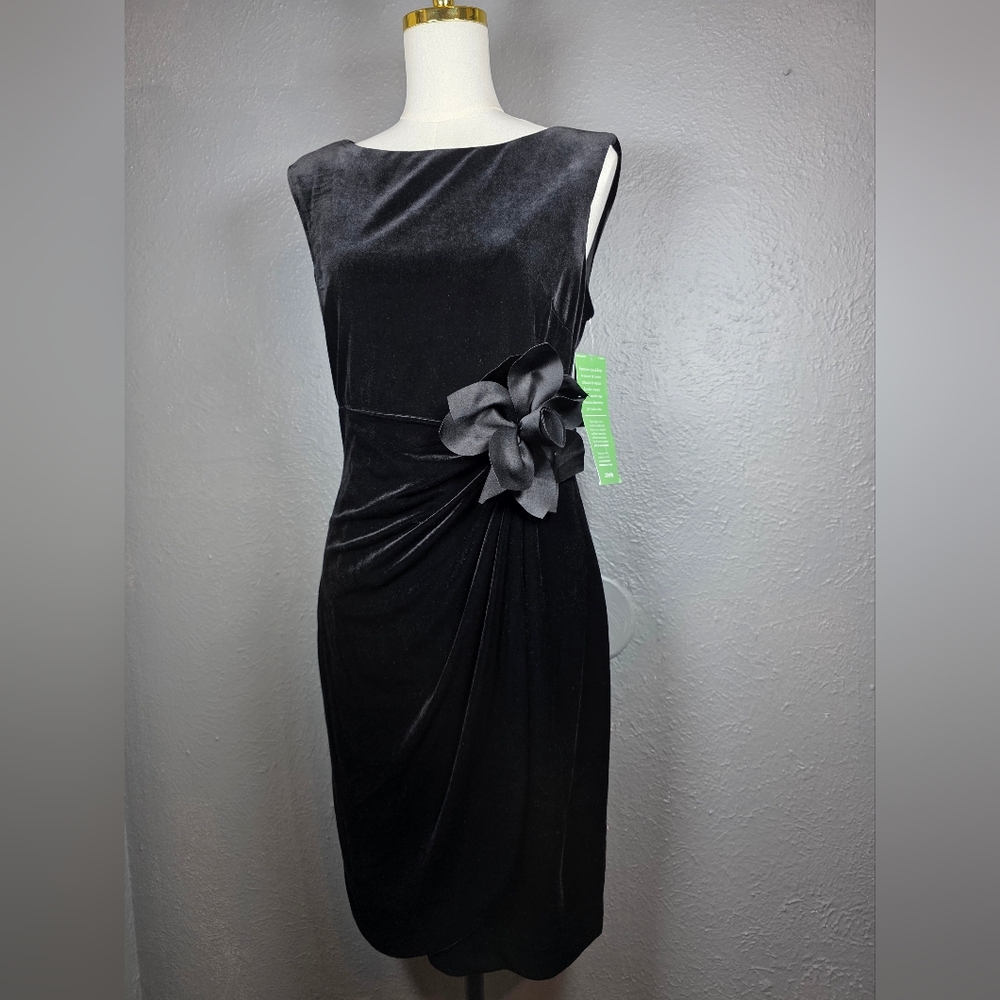 Elegant Black Sleeveless Dress with Floral Detail